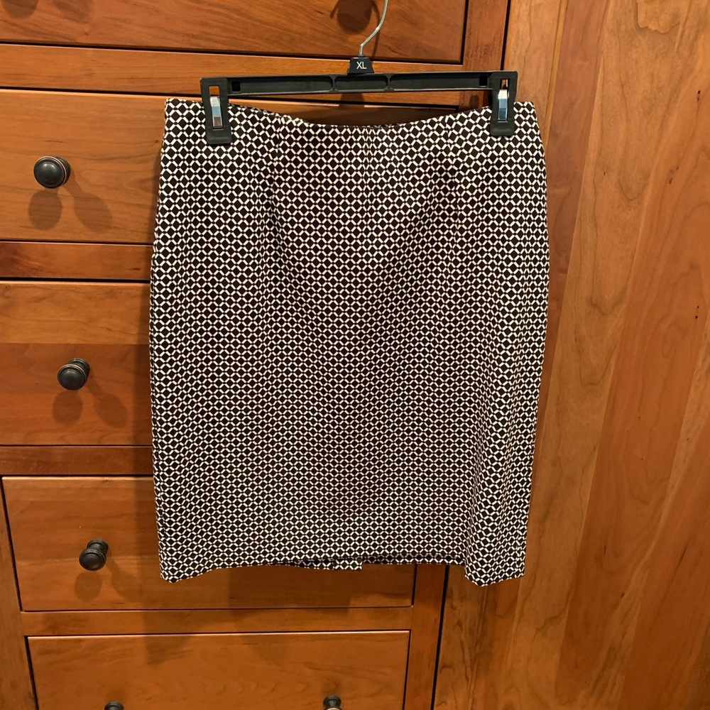 Slim fitting skirt